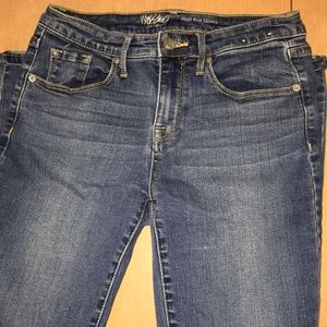 Size 2 medium washed high rise skinny jeans!